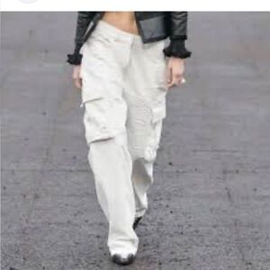 NWT Forever 21 White High Rise Jeans
Size medium